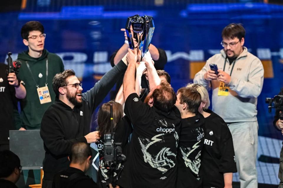 缺失的女性坦克回头看月亮，点燃光来帮助Xun获得三杀。 JD Gaming 中路和打野展现了他们的实力，拉回了一座城市。