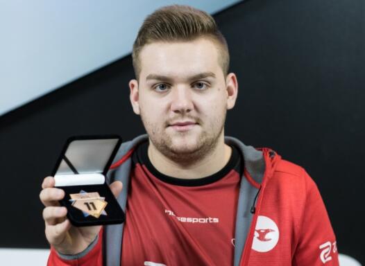 BLG公布胜者组决赛对阵TES赛前海报：激光将TES粉碎☢