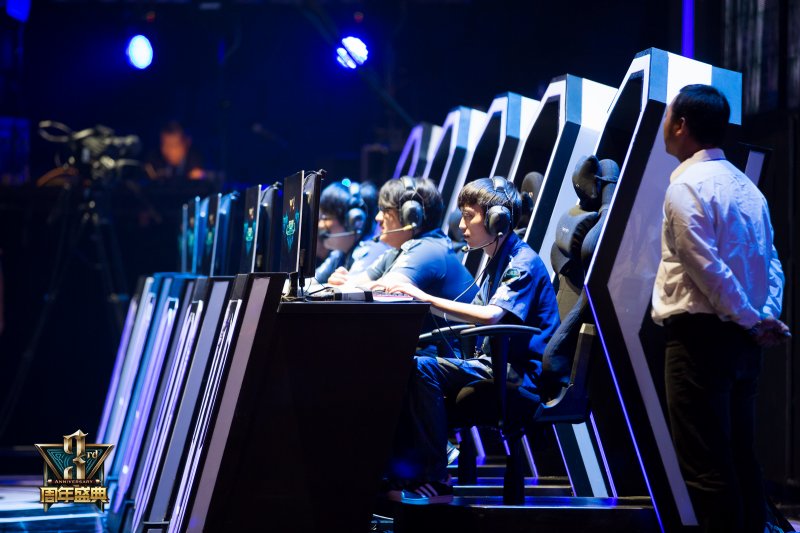 【前瞻】2025LPL春季赛 FPX vs LGD，FPX状态极差还能赢吗？